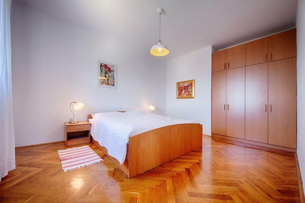 Luceissa Apartment Vis Bagian luar foto